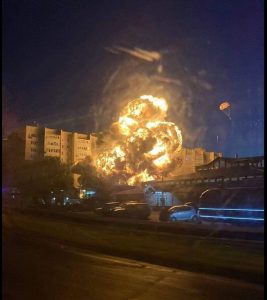 В Ейске (Краснодарский Край, РФ) российский военный самолет упал на жилой дом, есть погибшие