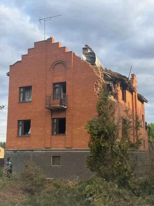 В Химках сбитый украинский беспилотник упал на частный дом. Погибла женщина, и еще один человек оказался под завалами — спасатели продолжают разбор конструкций.